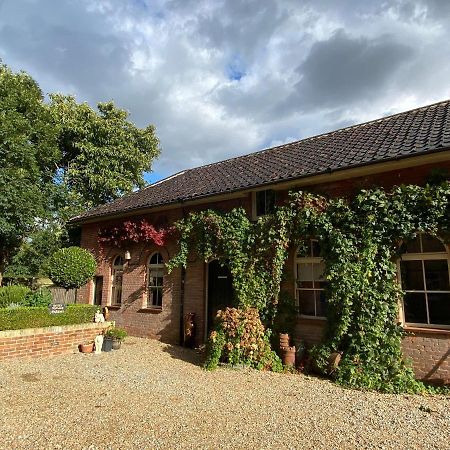 Betsey Trotwood. Historic Stylish 2-Bed Cottage. Blundeston Eksteriør billede