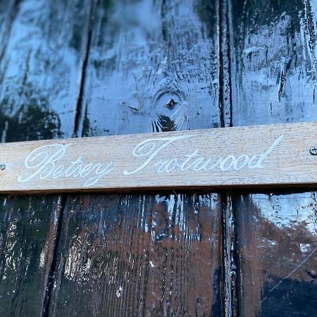 Betsey Trotwood. Historic Stylish 2-Bed Cottage. Blundeston Eksteriør billede