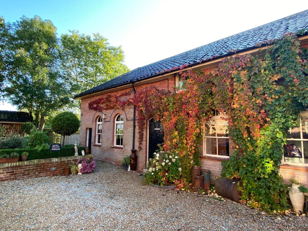 Betsey Trotwood. Historic Stylish 2-Bed Cottage. Blundeston Eksteriør billede