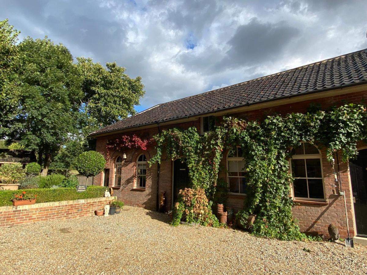 Betsey Trotwood. Historic Stylish 2-Bed Cottage. Blundeston Eksteriør billede