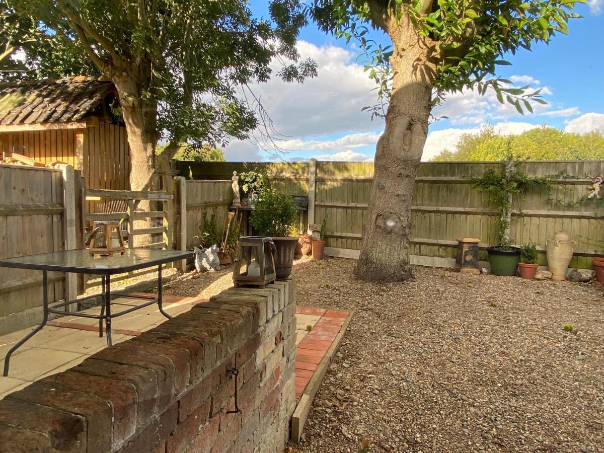 Betsey Trotwood. Historic Stylish 2-Bed Cottage. Blundeston Eksteriør billede