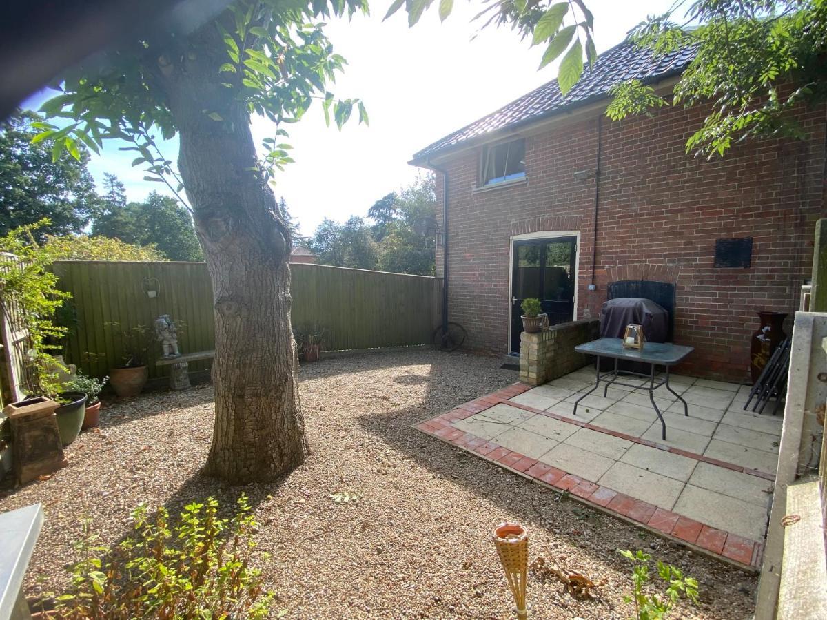 Betsey Trotwood. Historic Stylish 2-Bed Cottage. Blundeston Eksteriør billede